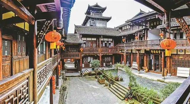 一皇帝不满意情报部门工作，亲自去当特工，带回情报一举歼灭敌军
